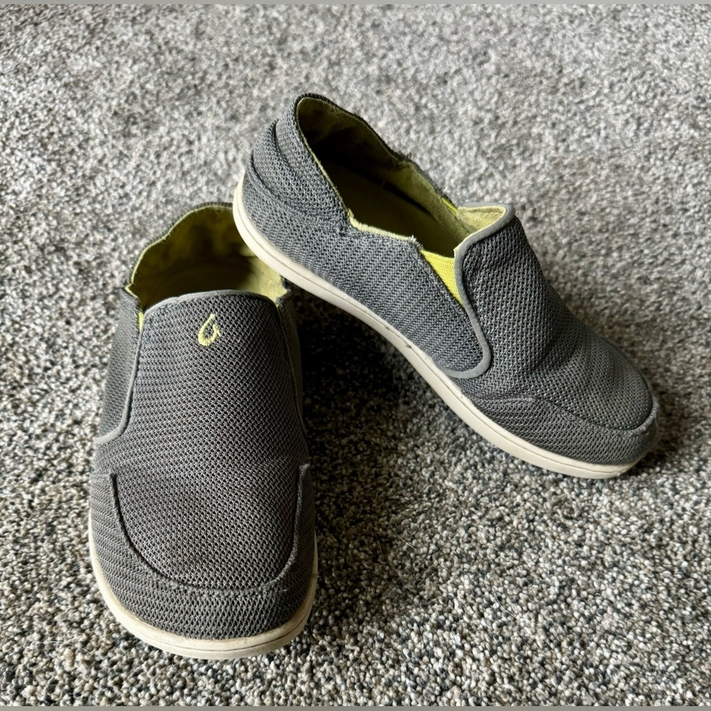Boys Youth OluKai Slip On Size 1 Grey with Green Accent - Great Brand -